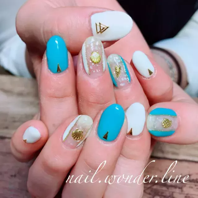 ストーンやスタッズで遊びココロを 夏にぴったりエスニックネイル10選 ローリエプレス