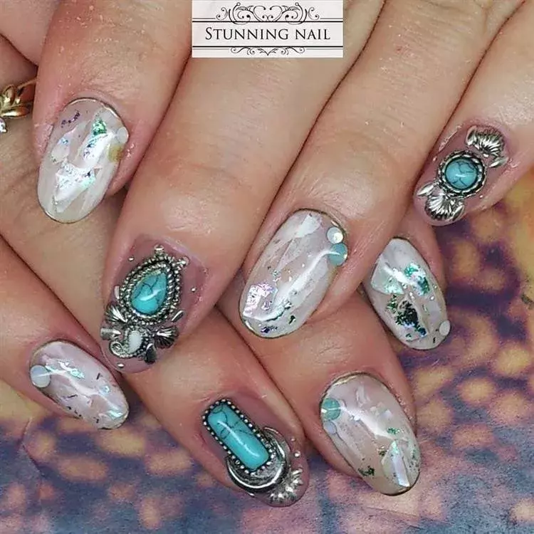 ストーンやスタッズで遊びココロを 夏にぴったりエスニックネイル10選 ローリエプレス