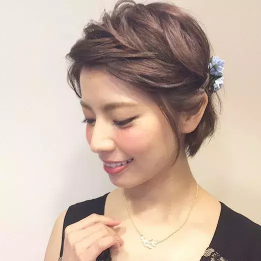 ショートヘアでも華やかに セルフでつくれる旬なかわいいヘアアレンジ ローリエプレス