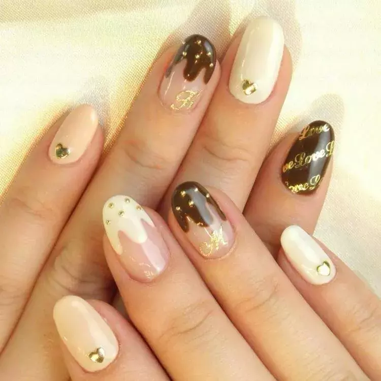 バレンタインシーズンにぴったり 甘くてキュートなチョコネイル10選 ローリエプレス