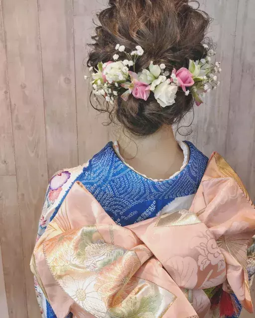 成人式のヘアアレンジは断然これ 花をプラスした激かわスタイルカタログ ローリエプレス