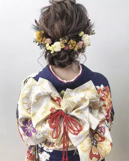 成人式のヘアアレンジは断然これ 花をプラスした激かわスタイルカタログ ローリエプレス