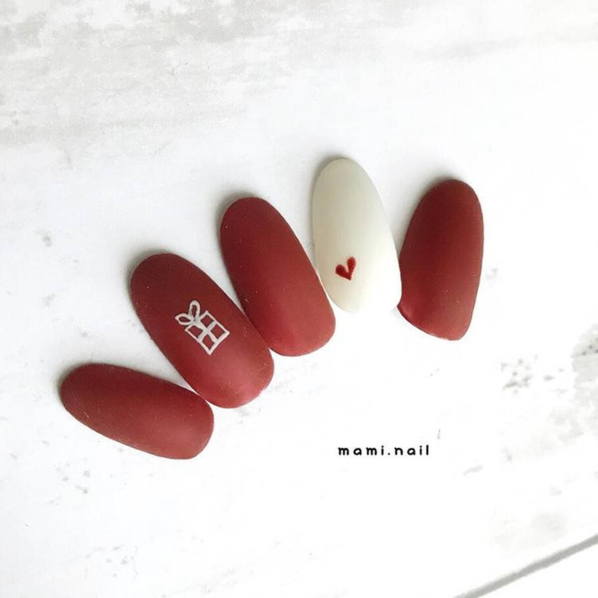 セルフでだってできちゃう バレンタインにもぴったりなハートネイル ローリエプレス