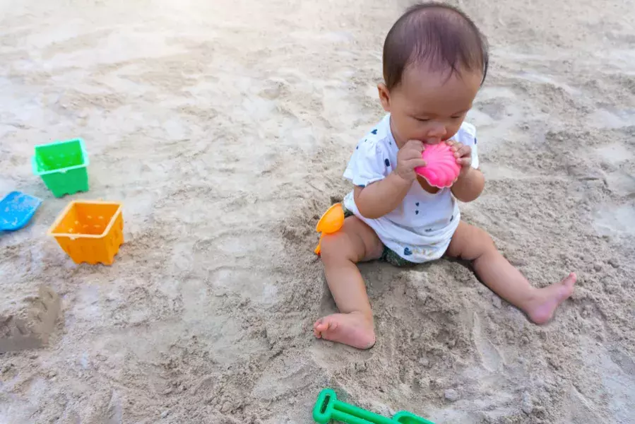 赤ちゃんの公園デビューを応援 100均で買える公園に持っていきたい4つの遊び道具 ローリエプレス