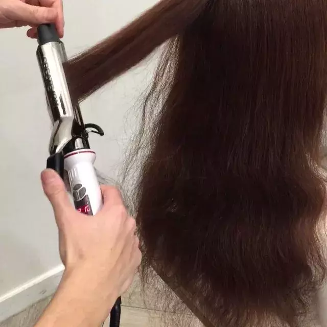 髪を上手く巻けない方必見 アイロンで綺麗に巻き髪を作るコツ ローリエプレス