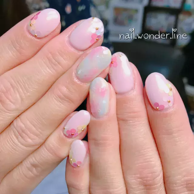 この時期したい桜色ネイル ピンクカラーと淡いデザインで狙うは指先モテ ローリエプレス