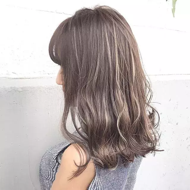 新生活に向けて春ヘアにチェンジしよ アッシュグレージュで透明感を ローリエプレス 新生活に向けて春ヘアにチェンジしよ アッシュグレージュで透明感を ローリエプレス