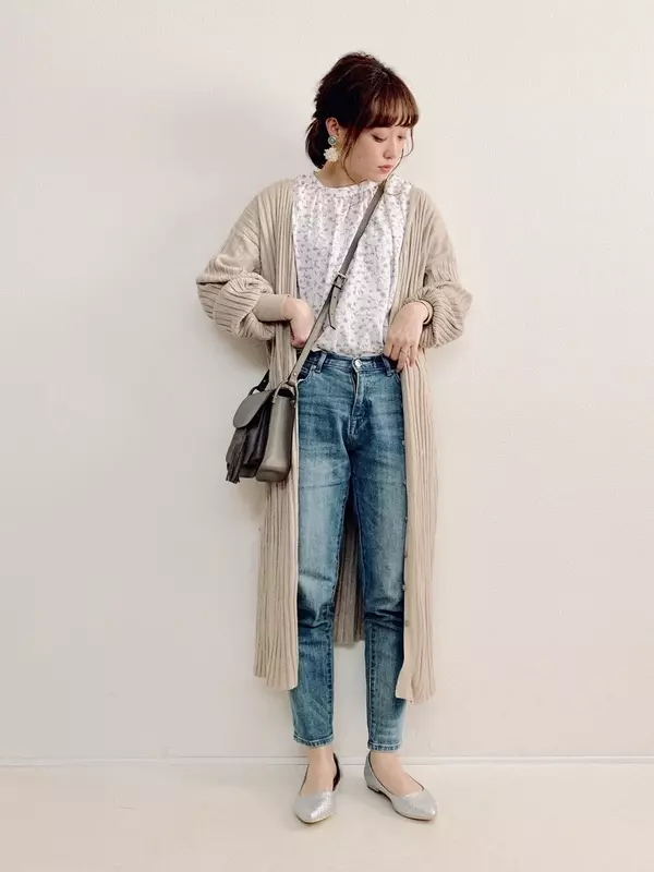 春は花柄アイテムで大人可愛く オフィスでも活躍する花柄コーデ7選 ローリエプレス