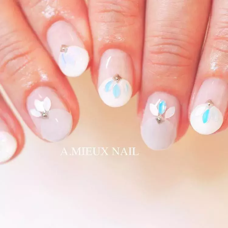 いつもと違ったネイルデザインに挑戦 オフィスokの変形フレンチネイル8選 ローリエプレス いつもと違ったネイルデザインに挑戦 オフィスokの変形フレンチネイル8選 ローリエプレス