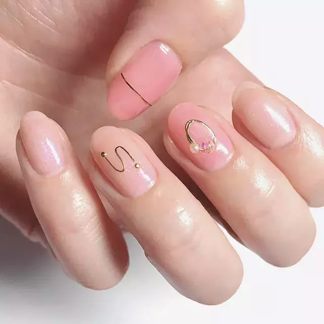 19年夏ネイル いつものセルフネイルに一手間加えて 簡単にできちゃう可愛いネイルデザイン特集 ローリエプレス 19年夏ネイル いつものセルフネイルに一手間加えて 簡単にできちゃう可愛いネイルデザイン特集 ローリエプレス