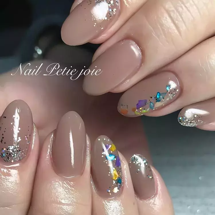 どんなコーデにも合わせやすい 春のブラウンネイルで温かみを ローリエプレス