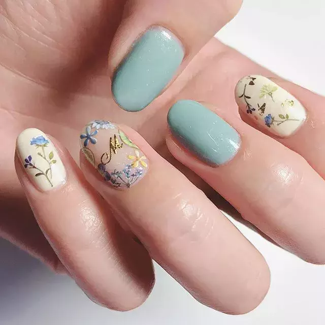 繊細なボタニカル柄ネイルがかわいい ネイルシールを活用したデザイン ローリエプレス