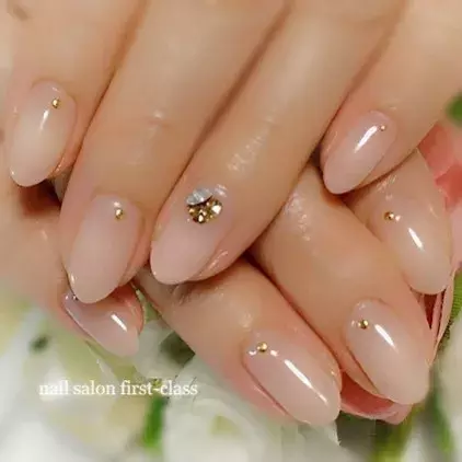 指先からトレンド意識したいの くすみカラーネイル で美爪見せ ローリエプレス