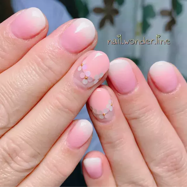 クリアカラーによく映える フラワーホロネイルは春夏に大活躍の予感 ローリエプレス クリアカラーによく映える フラワーホロネイルは春夏に大活躍の予感 ローリエプレス