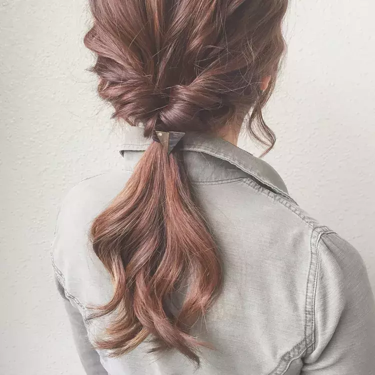 忙しい朝でも簡単にできる オフィスコーデにぴったりの簡単ヘアアレンジ特集 ローリエプレス