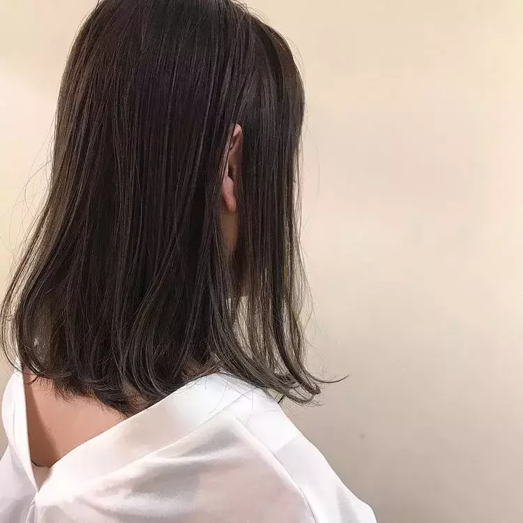 暗髪 でもおしゃ見え いまっぽ上品グレーのヘアカラーまとめ ローリエプレス