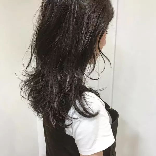 暗髪 でもおしゃ見え いまっぽ上品グレーのヘアカラーまとめ ローリエプレス