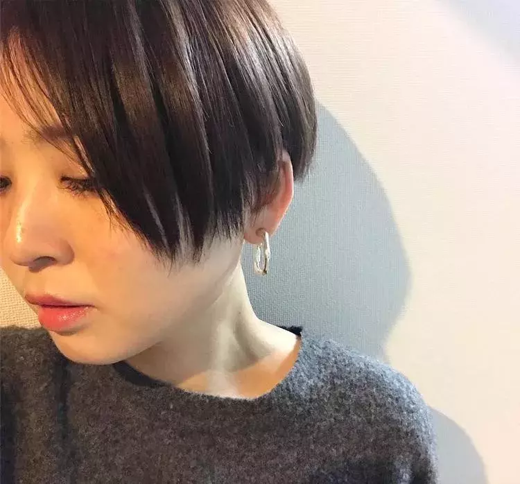 暗髪 でもおしゃ見え いまっぽ上品グレーのヘアカラーまとめ ローリエプレス