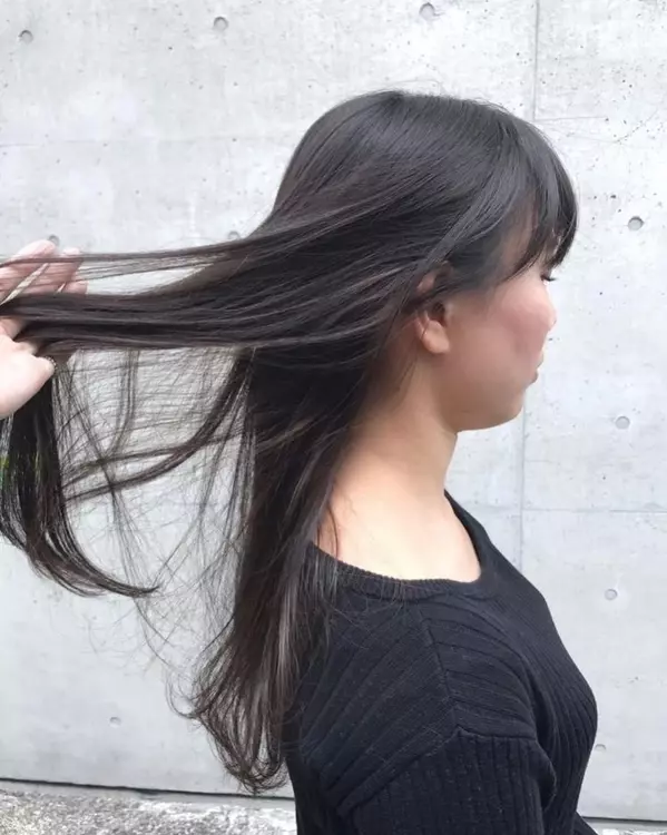 暗髪 でもおしゃ見え いまっぽ上品グレーのヘアカラーまとめ ローリエプレス