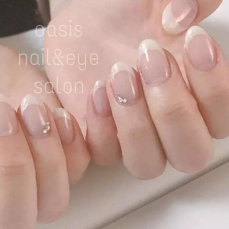 清楚で可愛いオフィスネイル ホワイトをベースにした上品ネイル8選 ローリエプレス 清楚で可愛いオフィスネイル ホワイトをベースにした上品ネイル8選 ローリエプレス