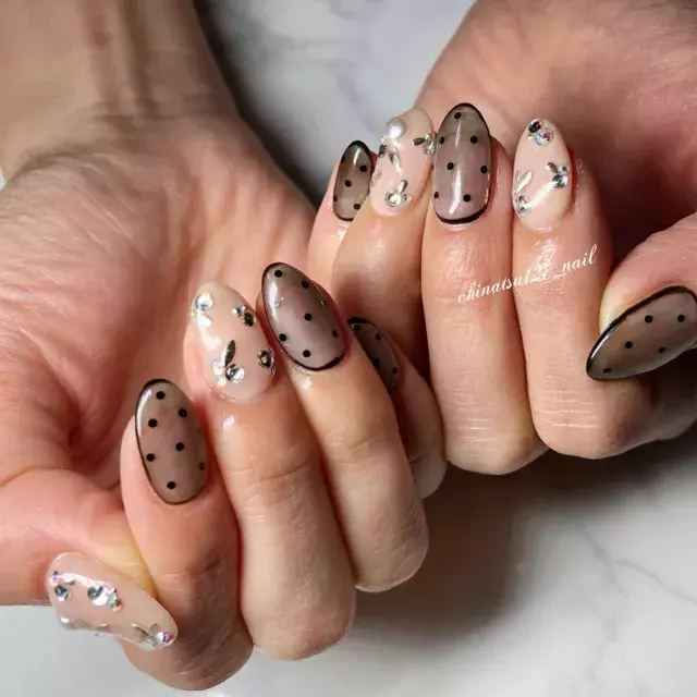 ドット柄がかわいい 指先からモテる大人ガーリーなネイルデザイン8選 ローリエプレス ドット柄がかわいい 指先からモテる大人ガーリーなネイルデザイン8選 ローリエプレス