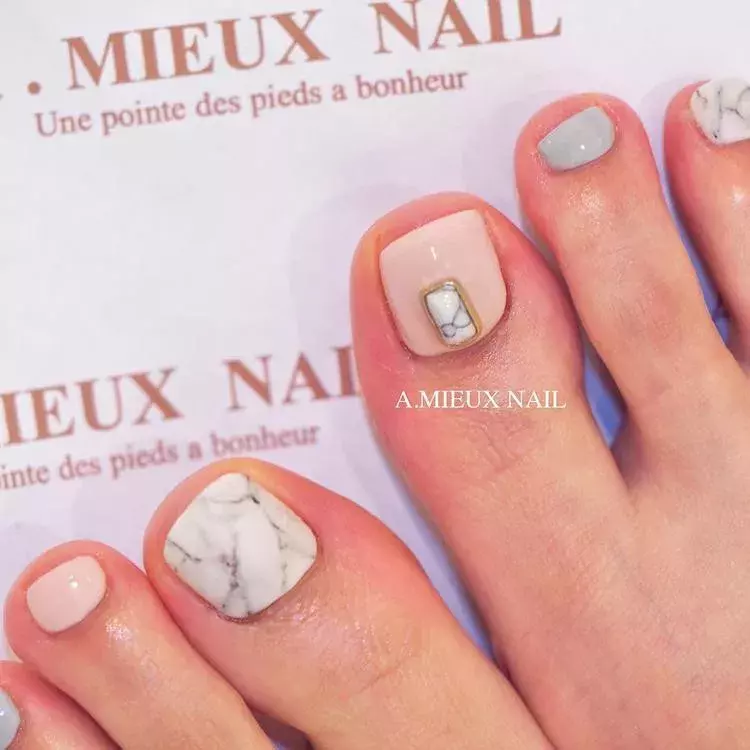 天然石ネイルで涼しげに サンダルに映えるフットネイルデザイン7選 ローリエプレス 天然石ネイルで涼しげに サンダルに映えるフットネイルデザイン7選 ローリエプレス