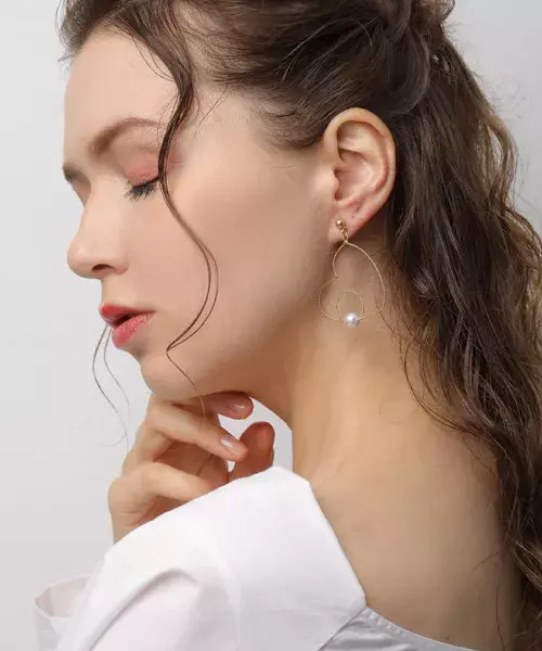 男性からも好印象 彼の視線をgetする大人っぽ可愛い揺れピアス9選 ローリエプレス