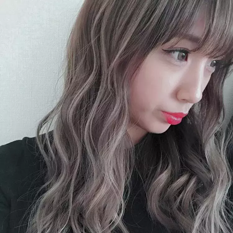 カラーチェンジに迷ったらこれ トレンドのミルクティーで王道モテヘア ローリエプレス カラーチェンジに迷ったらこれ トレンドのミルクティーで王道モテヘア ローリエプレス