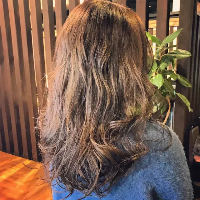 カラーチェンジに迷ったらこれ トレンドのミルクティーで王道モテヘア ローリエプレス