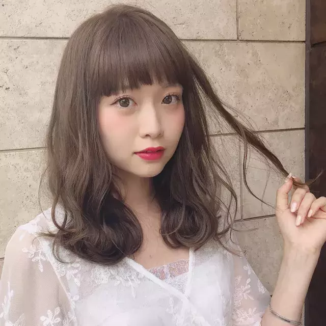 カラーチェンジに迷ったらこれ トレンドのミルクティーで王道モテヘア ローリエプレス