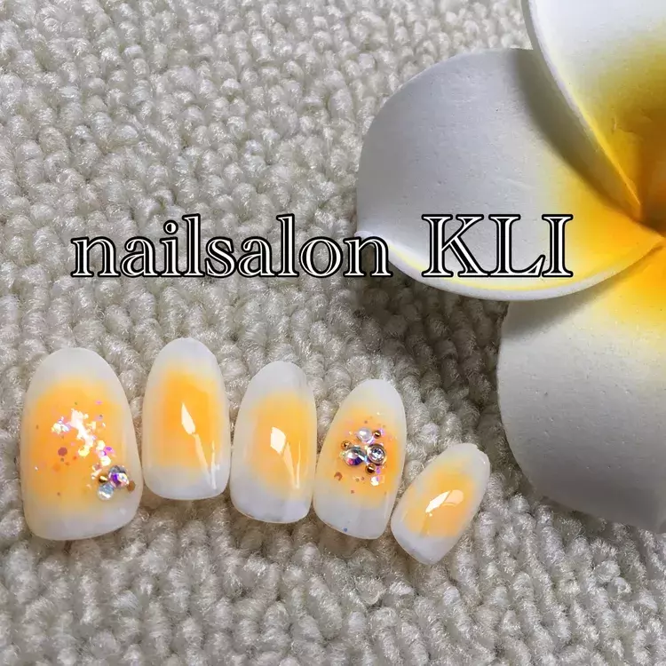 主役カラーにオレンジを アクティブさを抑えた夏っぽなきゅんネイル ローリエプレス