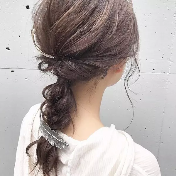 一手間でこなれ感 かわいすぎる三つ編み ポニーテールのヘアアレンジ6選 ローリエプレス