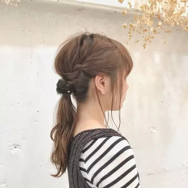 一手間でこなれ感 かわいすぎる三つ編み ポニーテールのヘアアレンジ6選 ローリエプレス