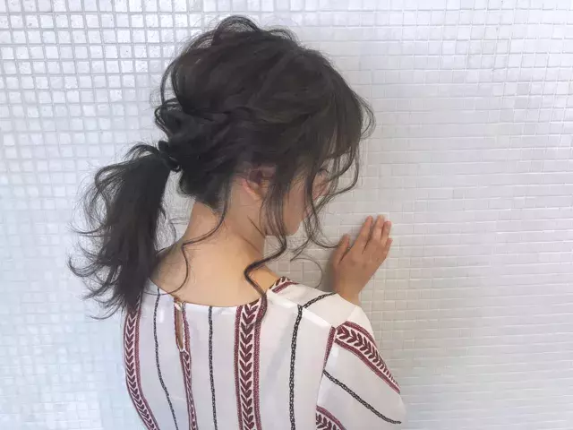 一手間でこなれ感 かわいすぎる三つ編み ポニーテールのヘアアレンジ6選 ローリエプレス