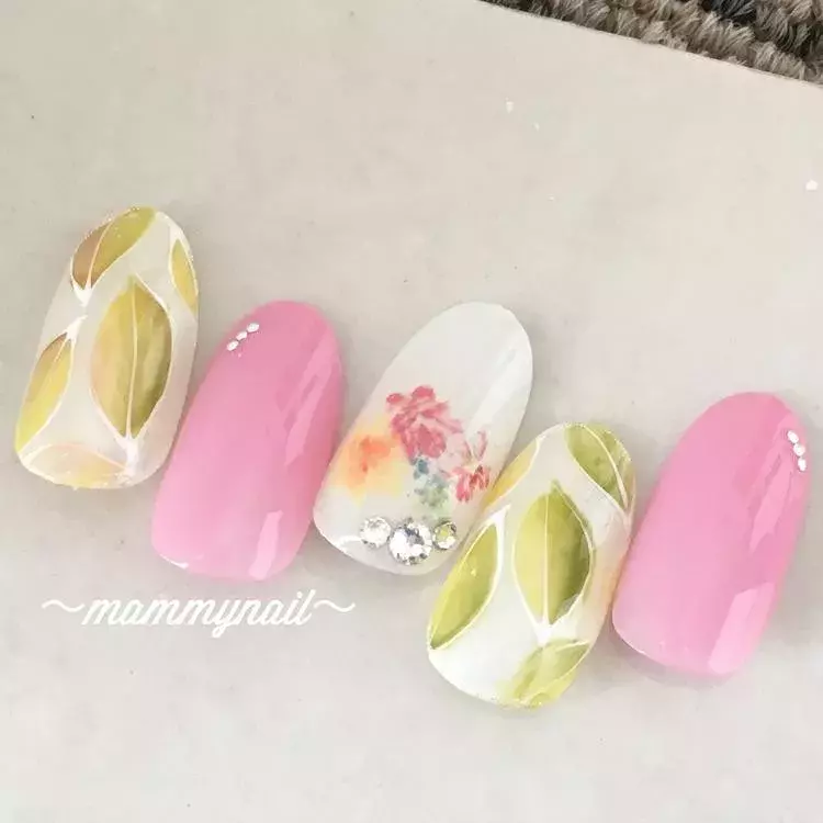 夏ネイルもナチュラルに 自然派さんにもおすすめのボタニカルネイル ローリエプレス