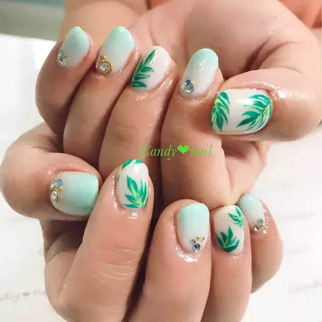 夏ネイルもナチュラルに 自然派さんにもおすすめのボタニカルネイル ローリエプレス