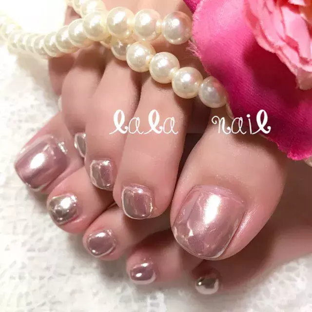 夏は派手すぎくらいがちょうどいい 足元を魅せるミラーネイルカタログ ローリエプレス 夏は派手すぎくらいがちょうどいい 足元を魅せるミラーネイルカタログ ローリエプレス