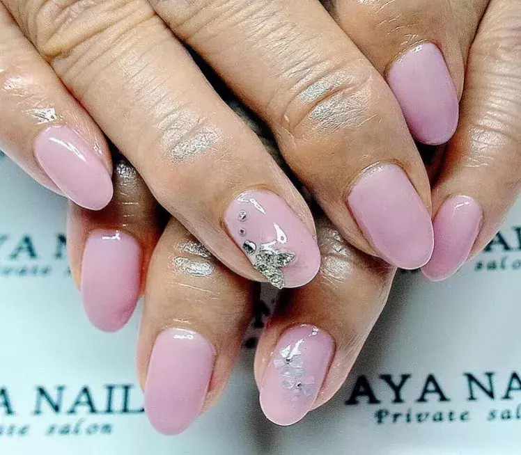 蝶 のデザインが可愛い 大人女子でも取り入れやすいバタフライネイル8選 ローリエプレス