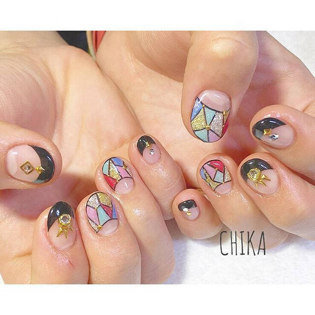 夏に取り入れたい ステンドグラス風 ネイルで不思議な透明感を演出 ローリエプレス