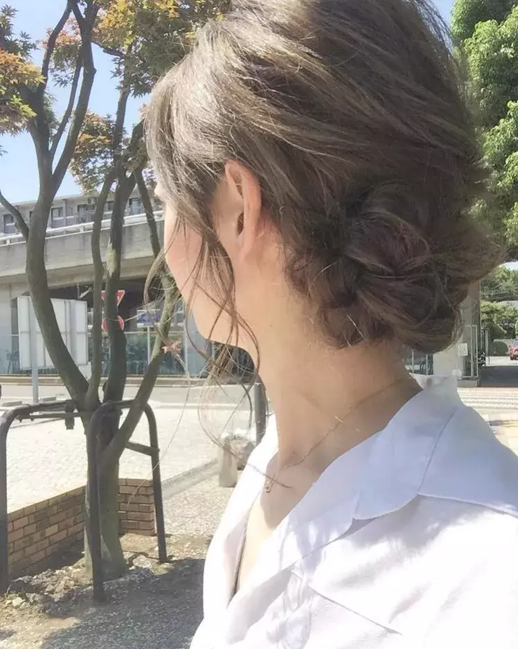 ゆるふわ女子の魅力を引き出す 上品シニヨン ヘアアレンジハウツー ローリエプレス