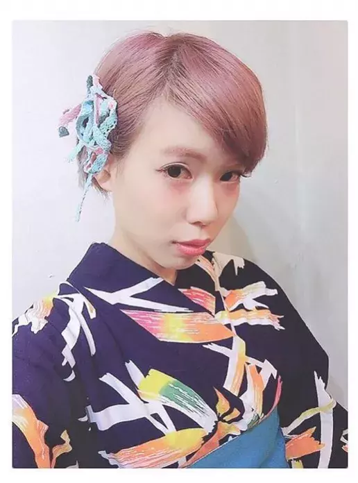 ショートアレンジも 浴衣に合わせたい お似合いヘアアレンジ8選 ローリエプレス ショートアレンジも 浴衣に合わせたい お似合いヘアアレンジ8選 ローリエプレス