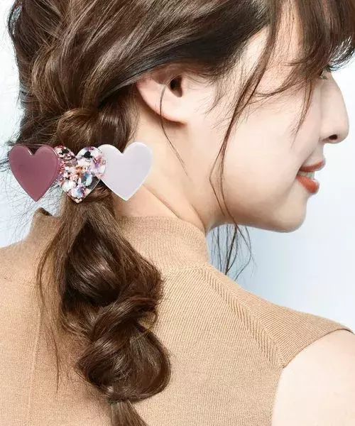 夏のまとめ髪にぴったり おしゃ見えする夏のヘアアクセでイメチェンも ローリエプレス