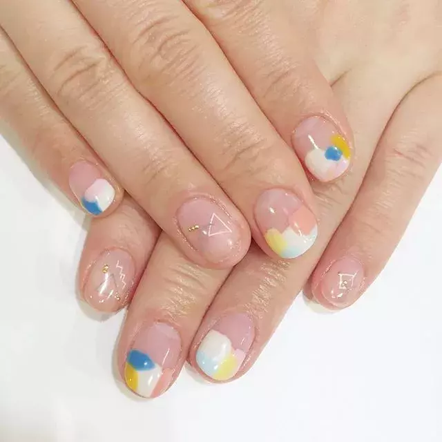 レトロなデザインが可愛い 涼しげな夏の北欧ネイル9選 ローリエプレス レトロなデザインが可愛い 涼しげな夏の北欧ネイル9選 ローリエプレス