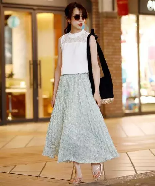 大胆な 柄 で夏っぽコーデ 主役級の大人可愛い夏スカート4選 ローリエプレス