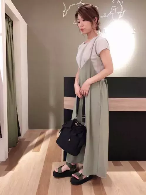 キャミワンピ を上品に着こなす かわいいロング丈ワンピースコーデ ローリエプレス