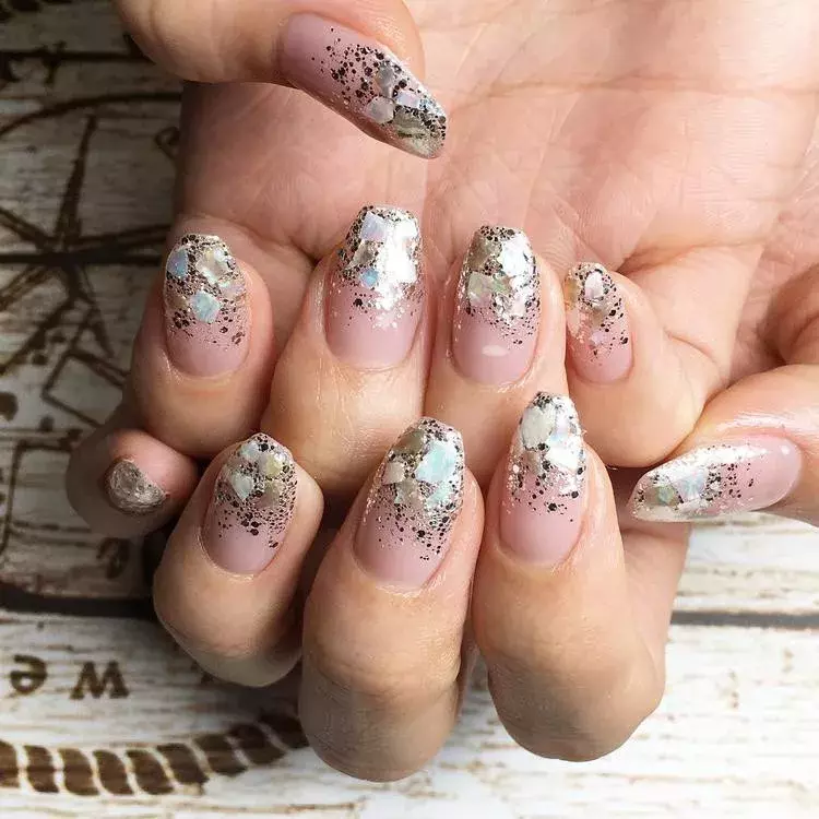 まるで宝石のよう 儚げなクラッシュシェルネイルが今の時期ピッタリ ローリエプレス まるで宝石のよう 儚げなクラッシュシェルネイルが今の時期ピッタリ ローリエプレス