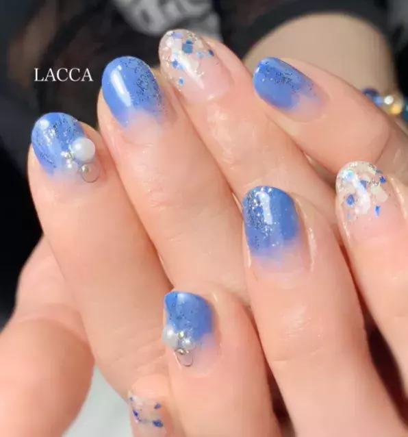 まるで宝石のよう 儚げなクラッシュシェルネイルが今の時期ピッタリ ローリエプレス まるで宝石のよう 儚げなクラッシュシェルネイルが今の時期ピッタリ ローリエプレス