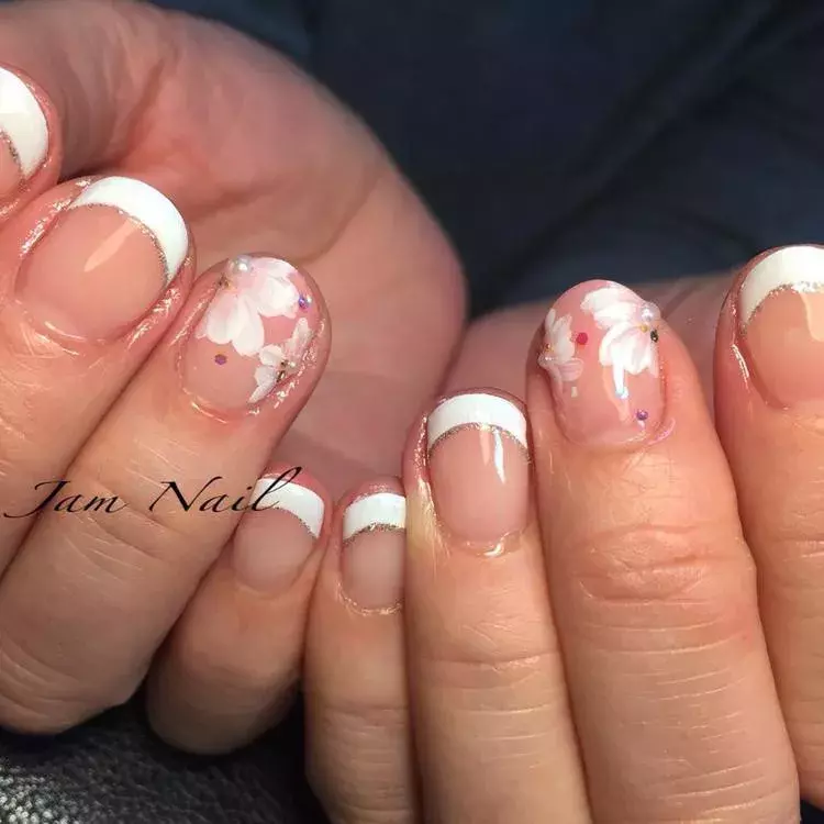 フラワーネイル で華やかな指先を叶える シンプルかわいい上品ネイル ローリエプレス フラワーネイル で華やかな指先を叶える シンプルかわいい上品ネイル ローリエプレス