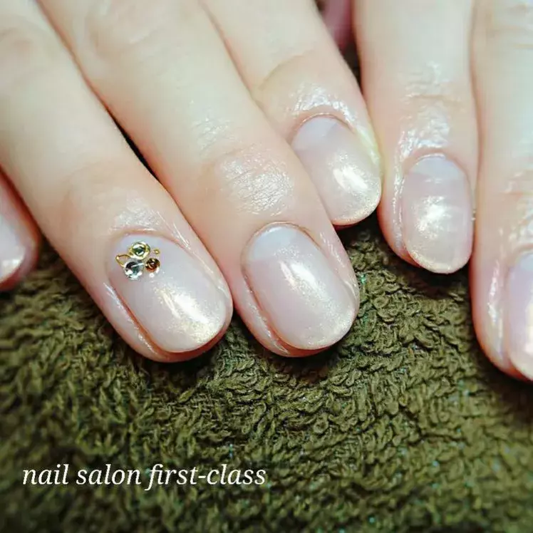 ワンポイントでネイルの華やかに パーツで好印象をgetするデザイン ローリエプレス ワンポイントでネイルの華やかに パーツで好印象をgetするデザイン ローリエプレス