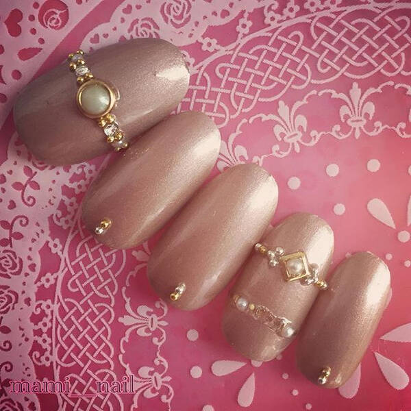 くすみピンク のネイルがかわいい 秋らしさ感じるネイルデザイン ローリエプレス